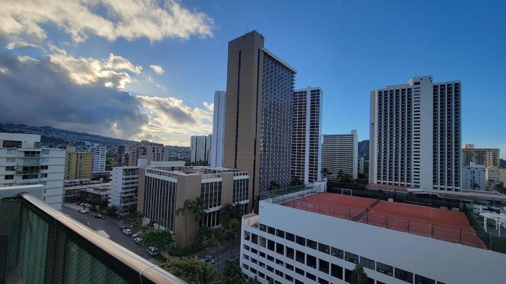 Waikiki Condo 2 Bedrooms 2 Bathrooms With 1 Free Parking Space Гонолулу Екстер'єр фото